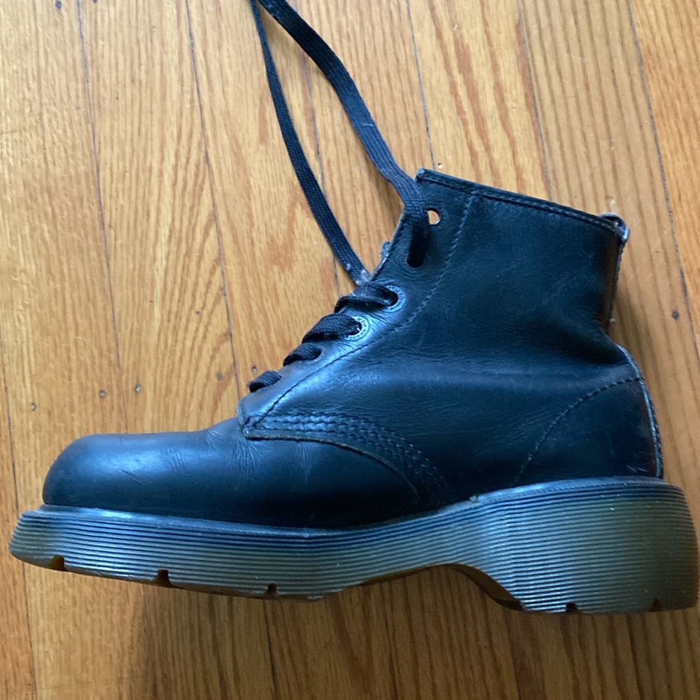vintage dr martens leather 6 eye lace up round toe ankle boots size 6